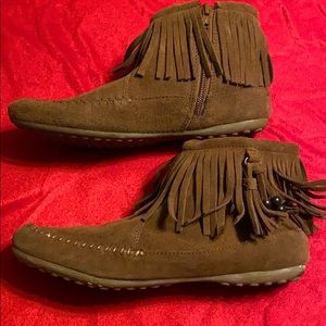 Moccasin boots with fringe.